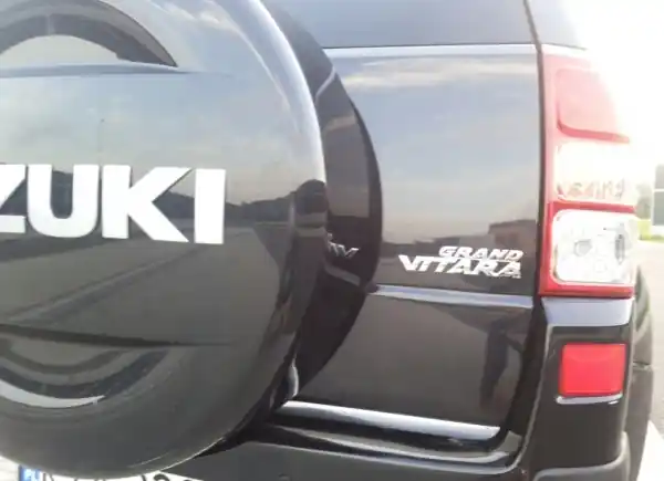 Ograniczona ilość SUZUKI Grand Vitara II 3D – LISTWY CHROM na KLAPE